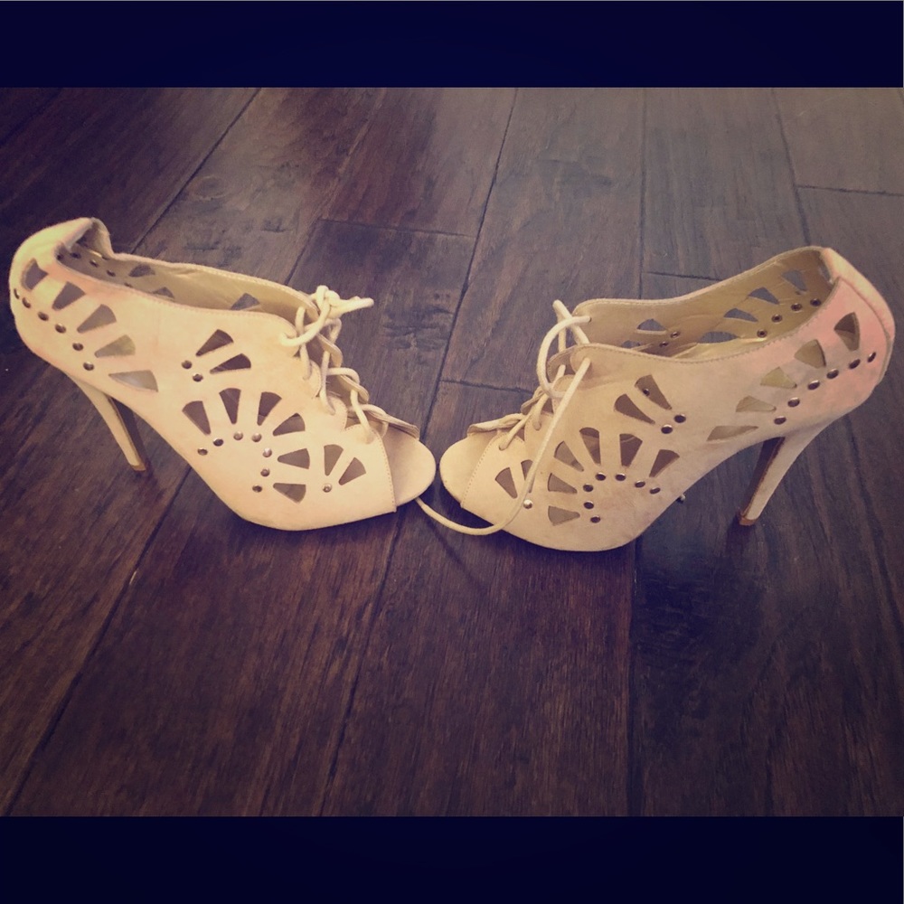 Women’s Size 6 Yoki lace up heels